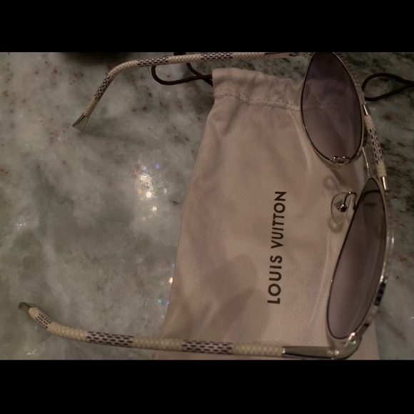 Louis Vuitton Damier Aviator Glasses - Picture 4 of 6
